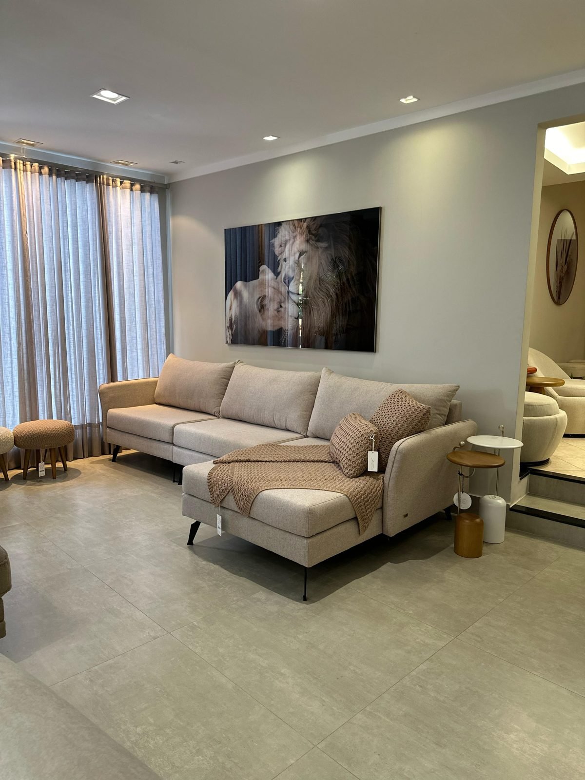 Living amplo com sofá e chaise